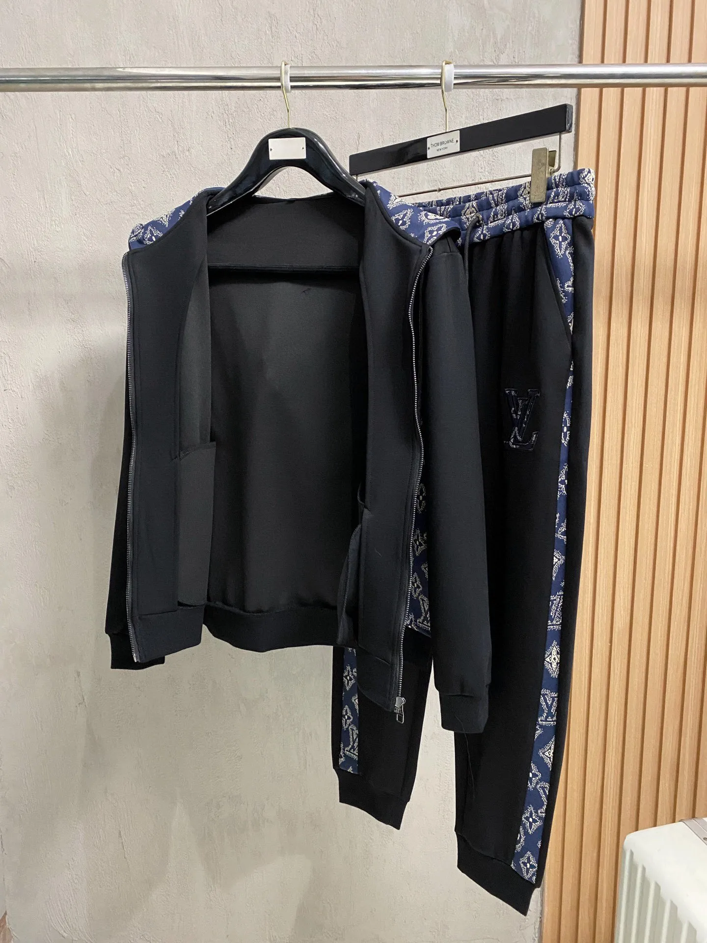🅿️720 [LV Louis Vuitton] hot-selling suit is coming. Focus on the original version of the official website. 2025 new hot-selling cardigan and sweatshirt suit. The original order is the best. 🇭🇰The meticulous work of top designers. It has a fitting and perfect upper body effect. All-natural high-quality Tencel Roman cotton 100%, close-fitting comfort, noble and elegant! Original hardware embodies elegance and nobility! Counter size: M-3XL (maximum wear up to 190 pounds)